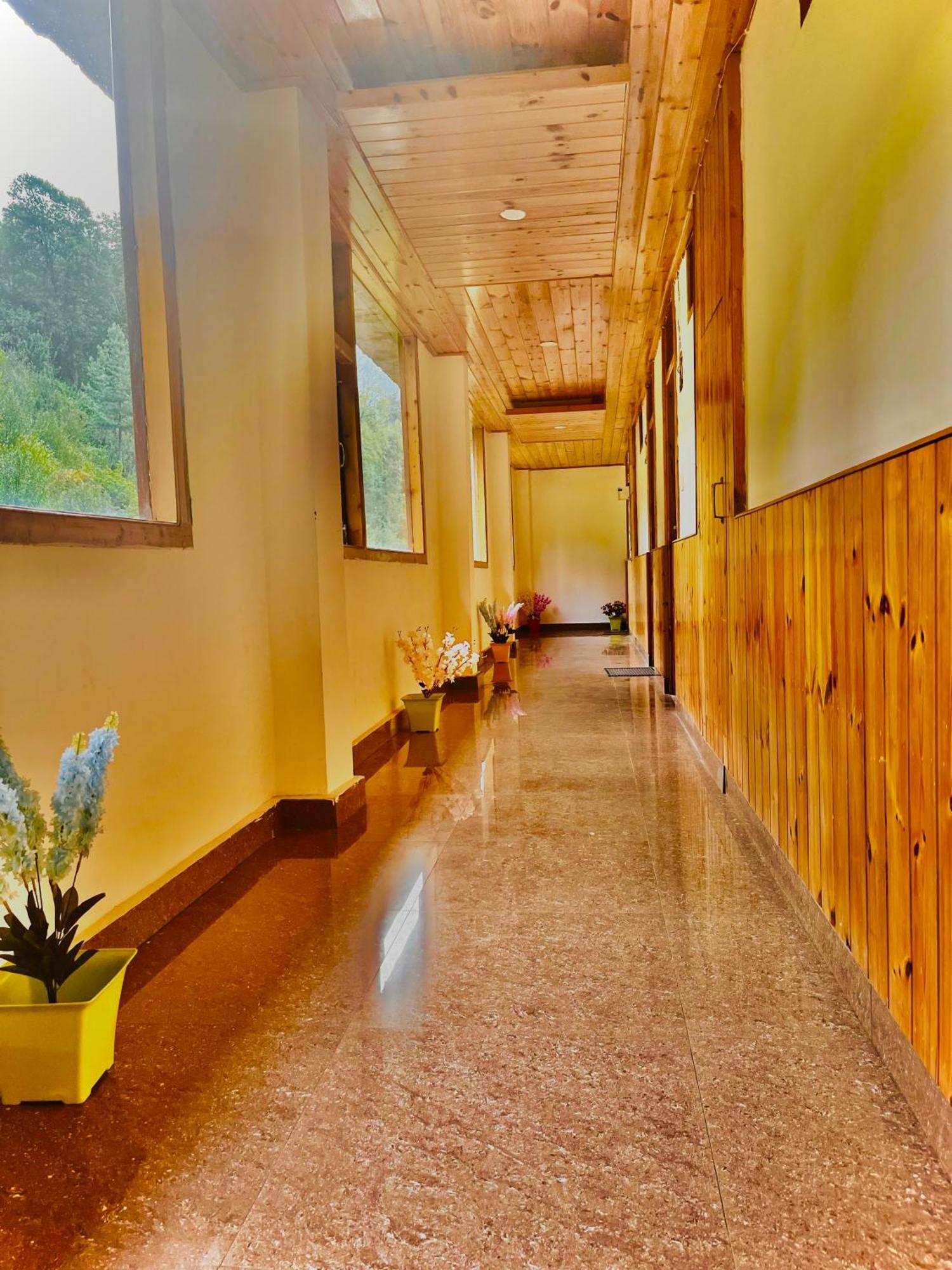 Himalayan Hill Queen Resort, Manali M98160-43400 Exterior photo