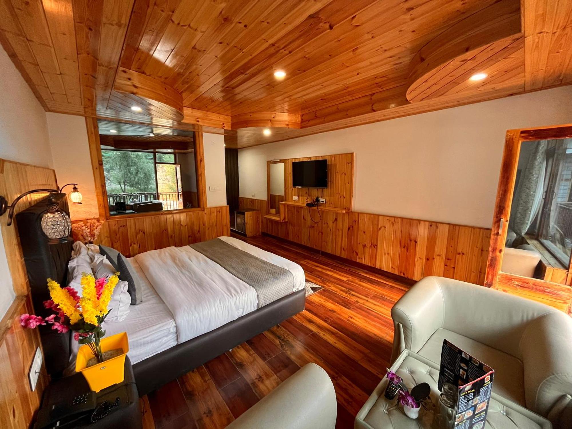 Himalayan Hill Queen Resort, Manali M98160-43400 Exterior photo